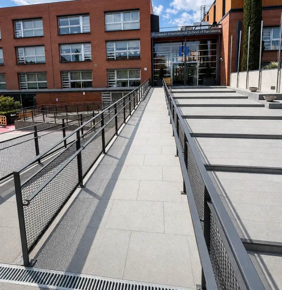 Barana metàl·lica exterior a l’escola de Sant Cugat