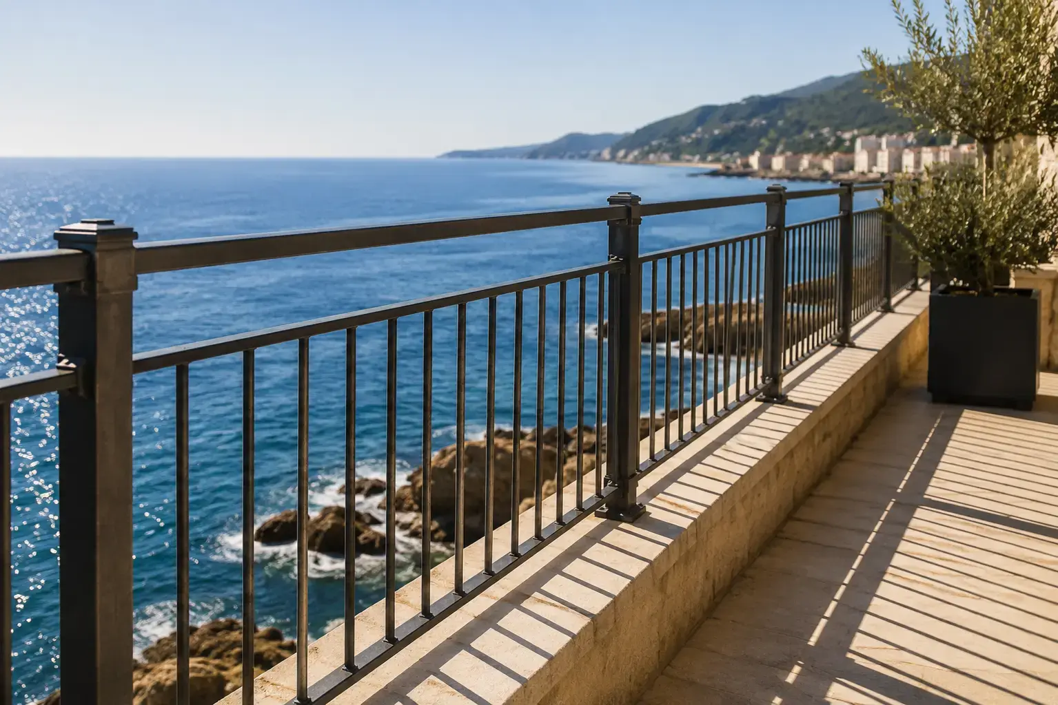 Barana metàl·lica exterior protegida contra la corrosió en un habitatge a prop del mar