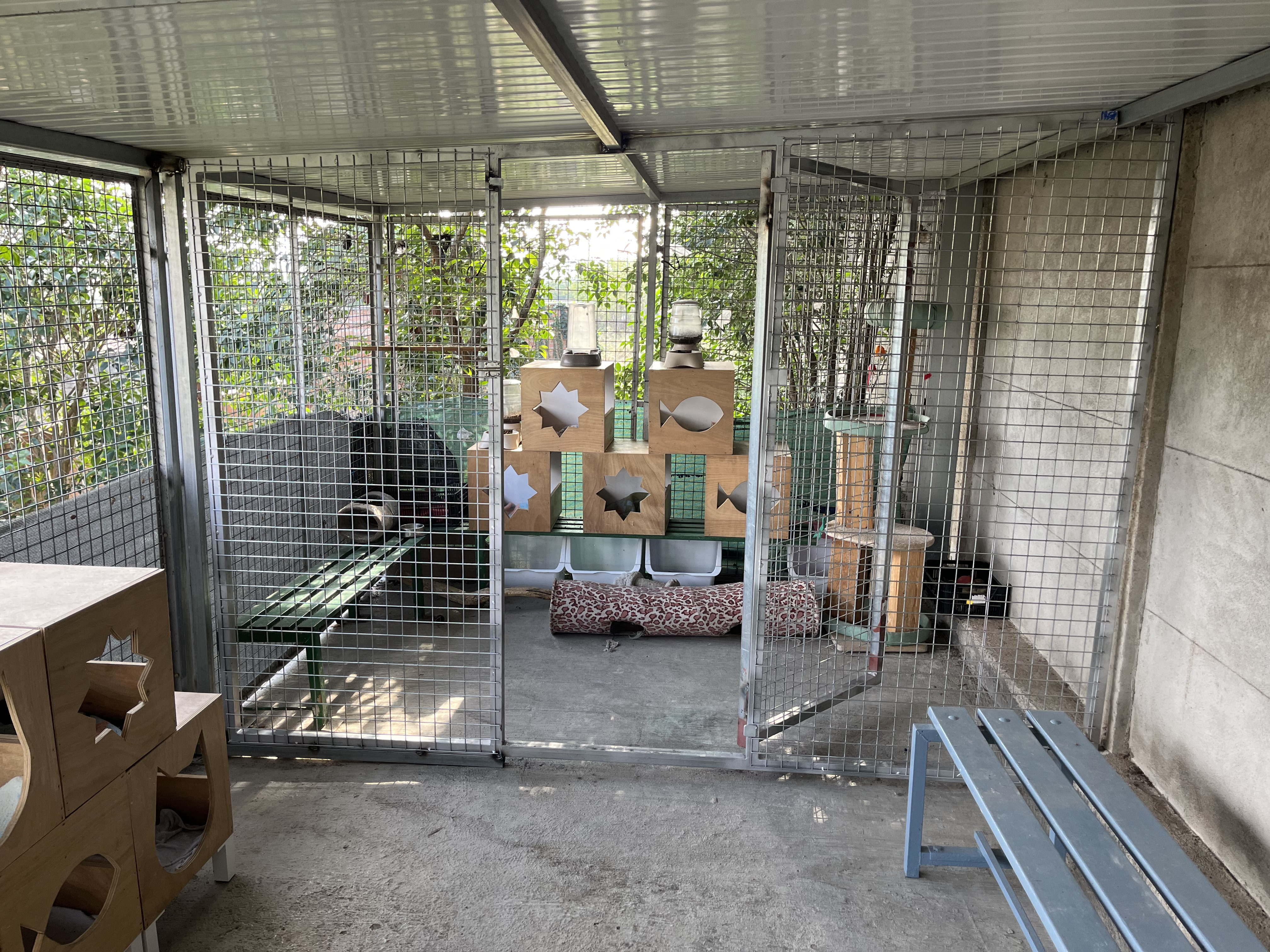 Tancament metàl·lic a mida amb portes per a espai d’animals