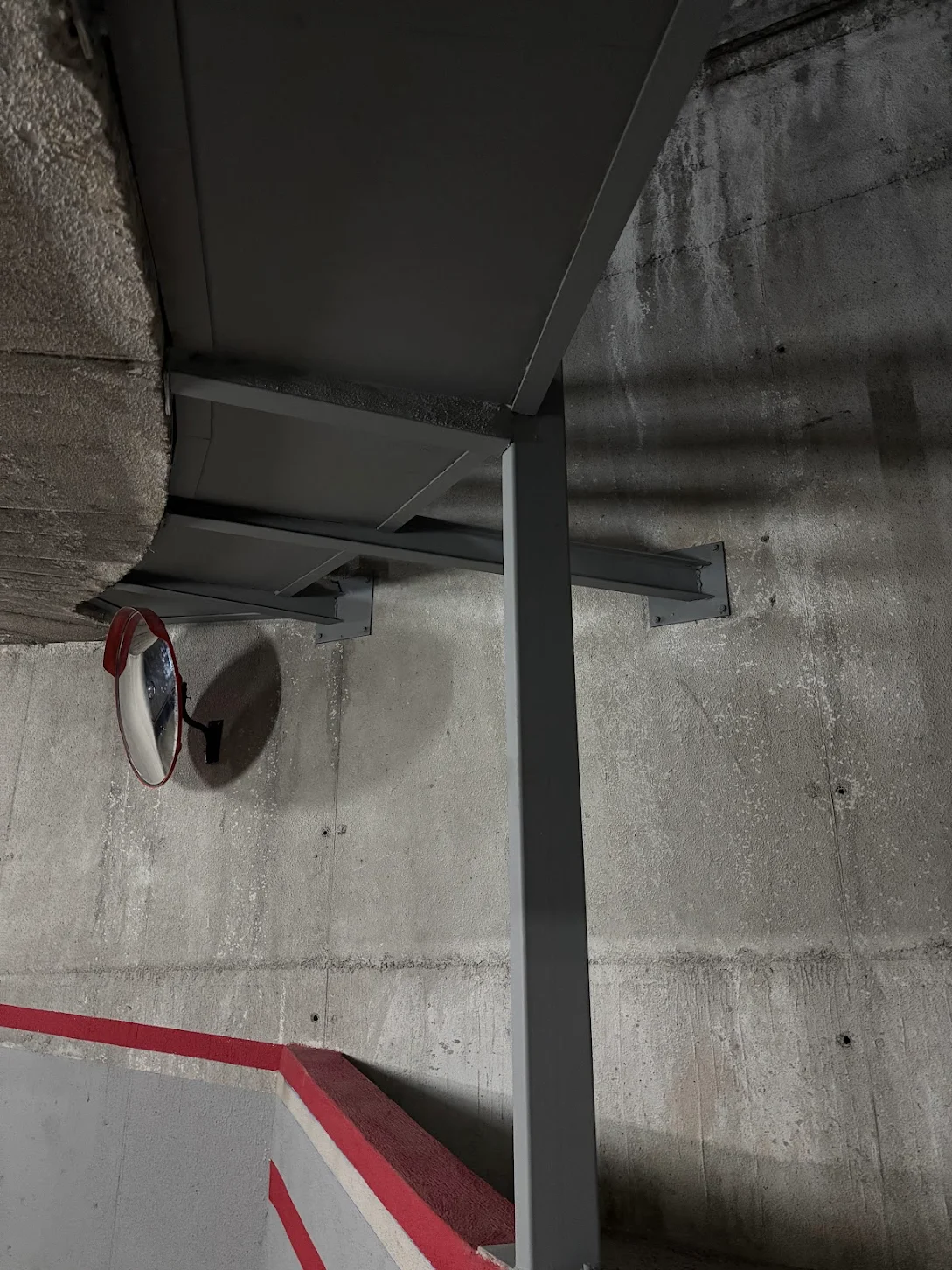 Estructura metàl·lica instal·lada per a l’ampliació d’una rampa de pàrquing