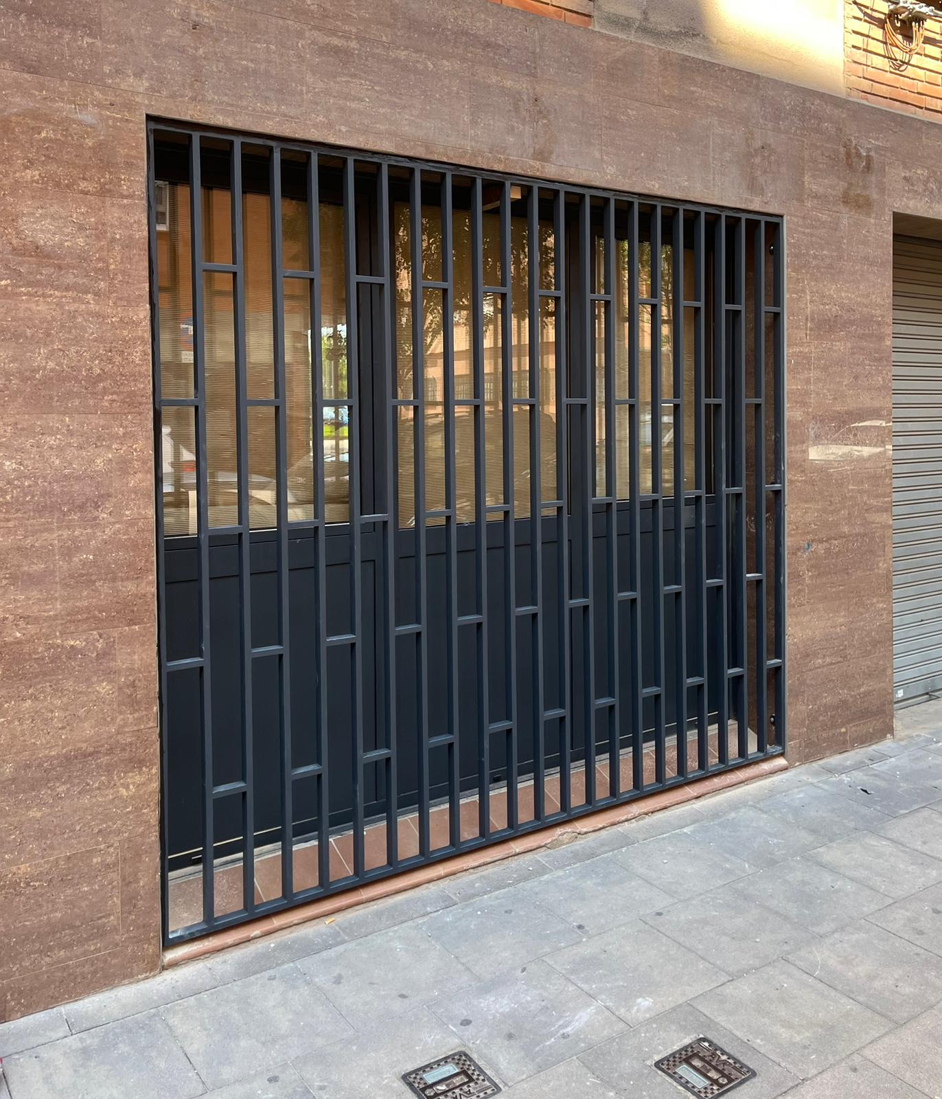 Reixa metàl·lica moderna instal·lada a la façana d’un habitatge a Barcelona