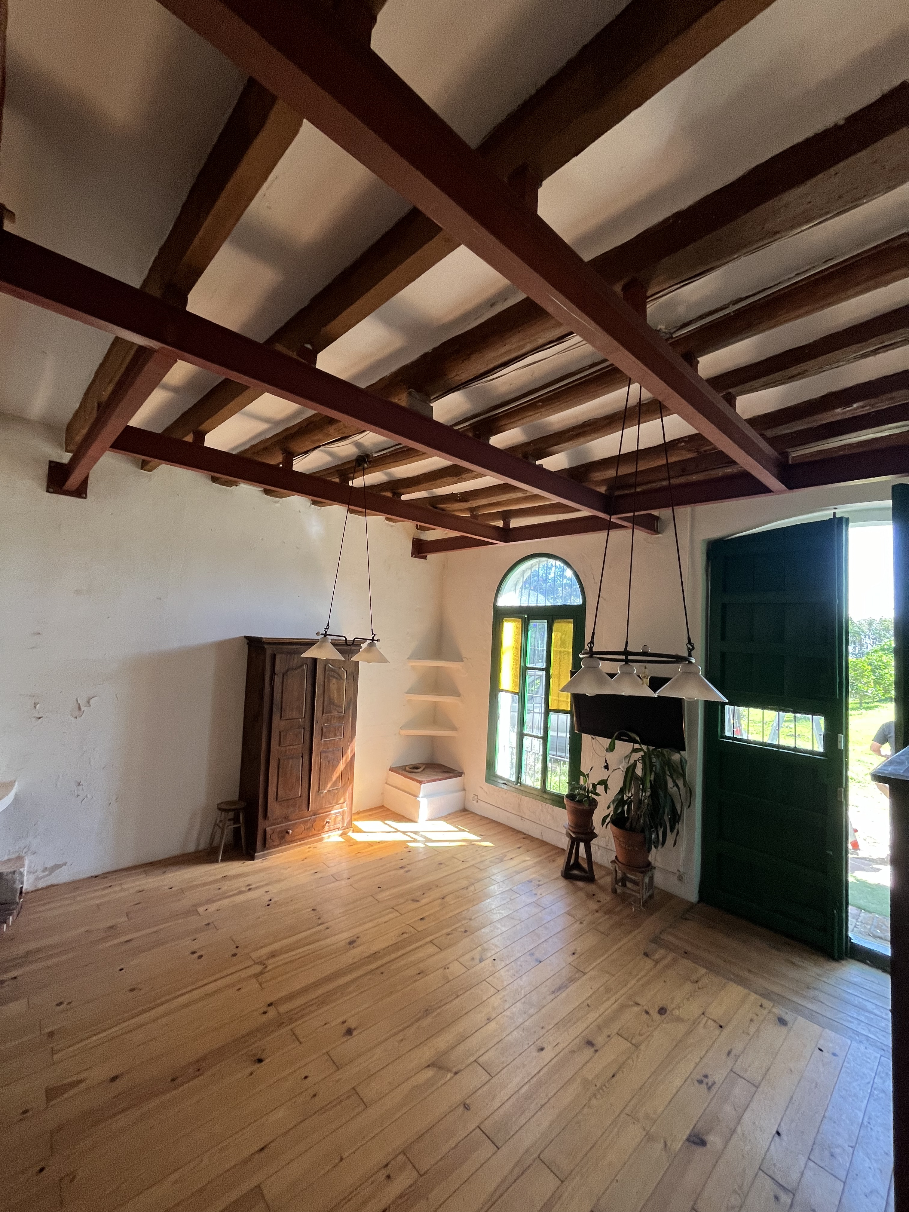 Bigues metàl·liques instal·lades al sostre d’un habitatge per a reforç estructural