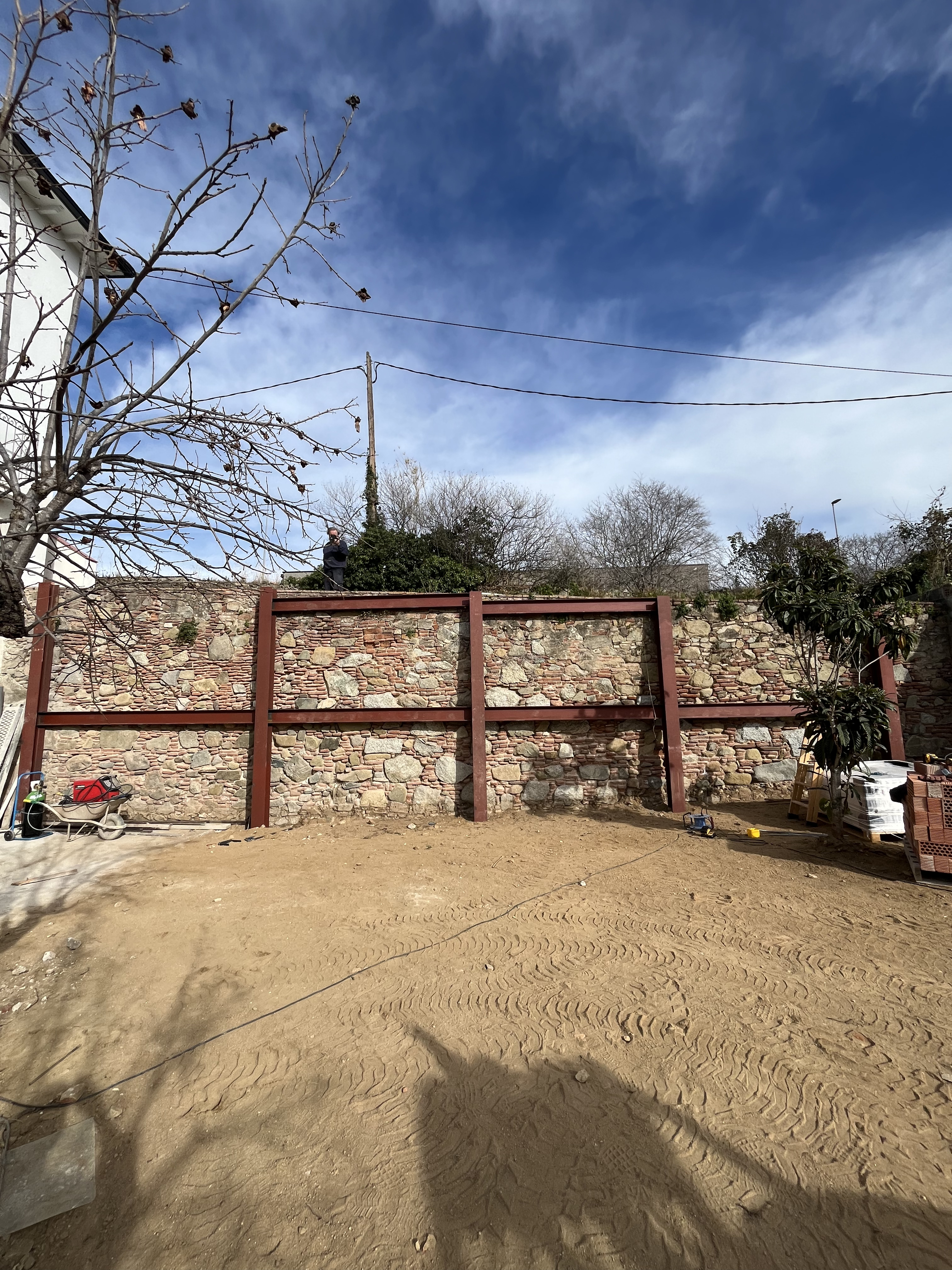 Estructura metàl·lica instal·lada per al reforç d’un mur de contenció en un terreny