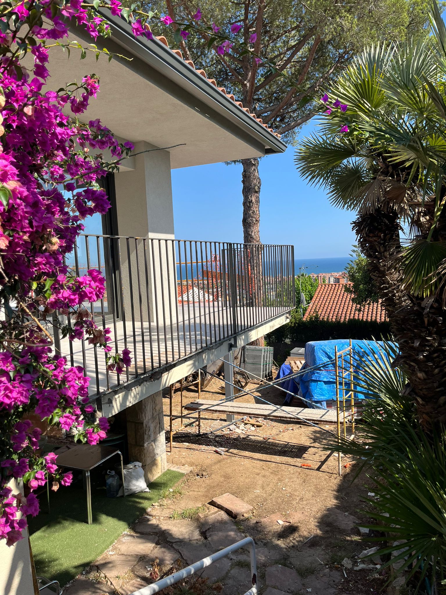 Barana metàl·lica a mida instal·lada al balcó d’un habitatge a Cabrils amb vistes al mar