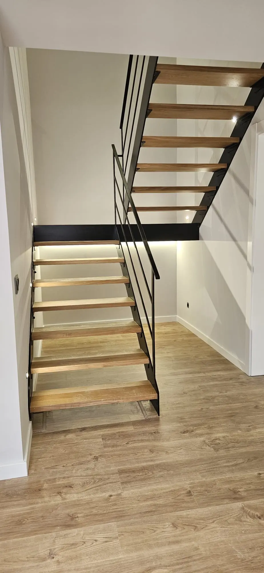 Escalera metálica interior fabricada a medida para una vivienda